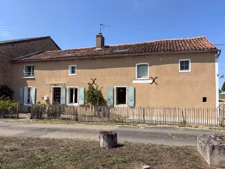 grande maison de caractère avec dépendances et terrain à lathus