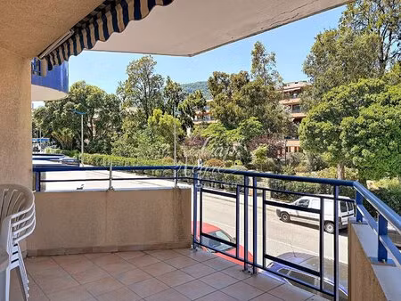 appartement t2 avec parking à vendre en centre ville de cavalaire sur mer - golfe de saint