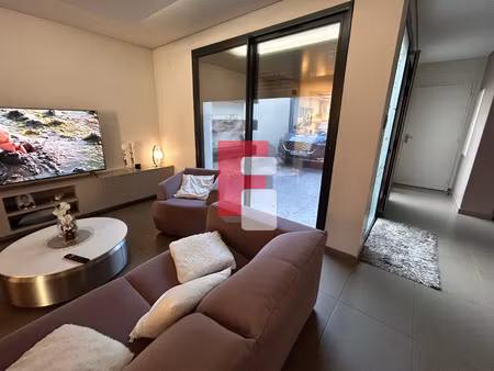 maison d'architecte contemporaine avec terrasse et garage à