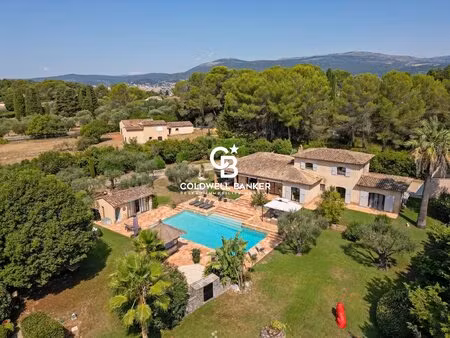 propriété de prestige avec piscine  jardin paysager et oliveraie