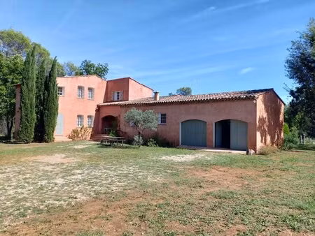 entrecasteaux  grande propriété 6 chambres  sur un parc de 9000m2 située à la campagne.