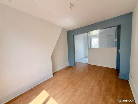 studio très lumineux