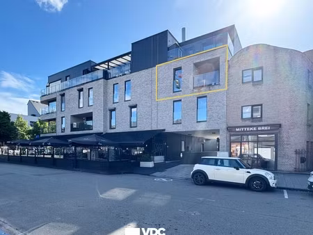 modern 1-slaapkamerappartement met terras en autostaanplaats in hartje leopoldsburg