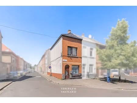 hoekwoning met 3 slaapkamers en zij-ingang via koer