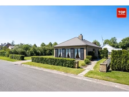 op te frissen bungalow met 3 ruime slaapkamers en een zonnige tuin van circa 500 m²