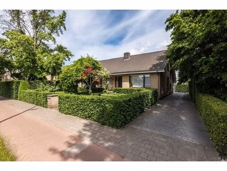 split-levelvilla met bouwgrond op 2.636 m²