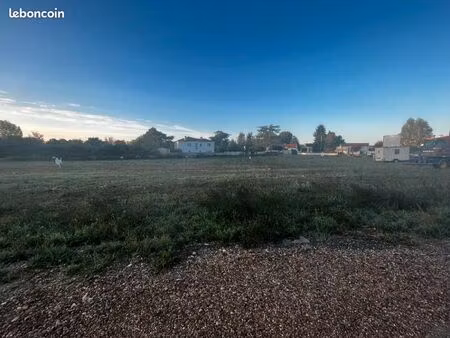 terrain 246 m² angles
