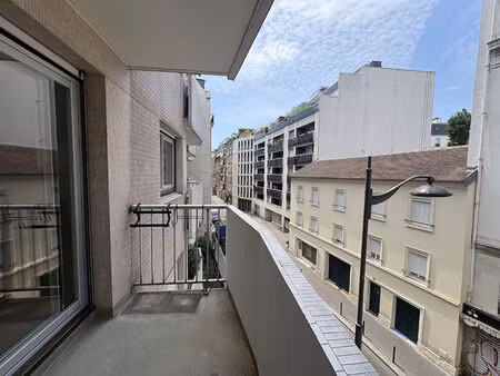 t2 meublé de 52m² avec balcon - paris 18