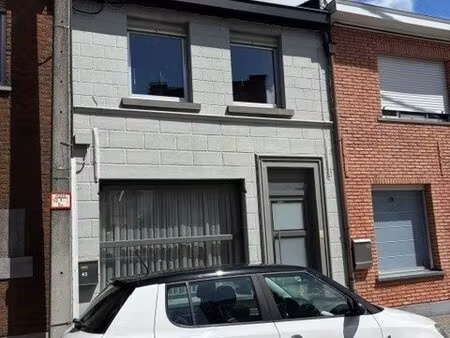 centraal gelegen te moderniseren huisje met 2 slaapkamers   overdekt terrasje en klein ate