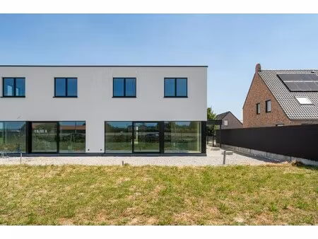 exclusieve nieuwbouw drie-gevelvilla afgewerkt in duurzame materialen  3-4 slaapkamers met