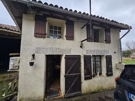 charmante maison en pierre avec grange et fort potentiel dans un hameau paisible