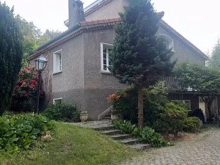 maison avec grand jardin arboré et piscine