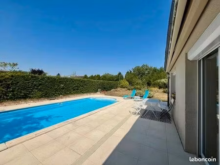 belle maison avec piscine