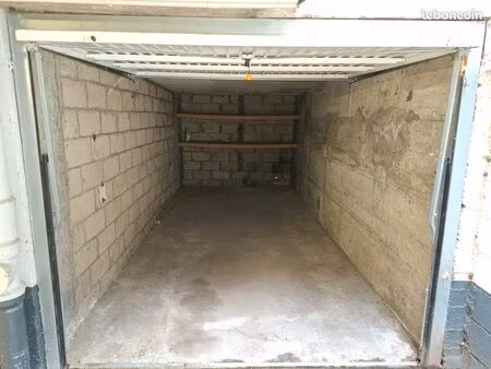 box fermé de 12 4 m² – centre-village saint cloud