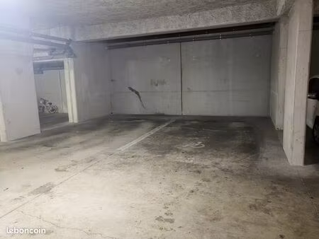 grande place parking sécurisé