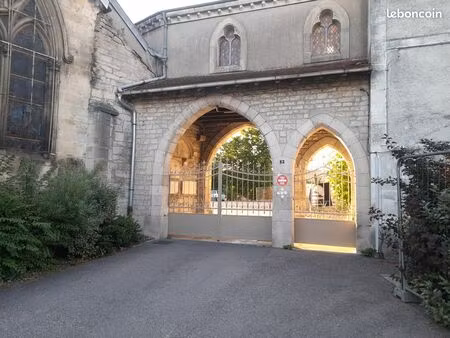 centre neufchateau f3 avec parkings sécurisés