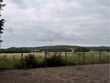 terrain de 600 m2 avec petit bâtiment