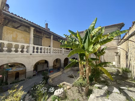 roullet saint estephe vaste ensemble immobilier composé d'un
