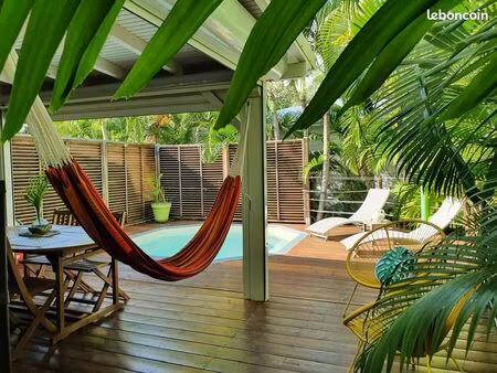 hauts de st francois : bungalow f2 piscine  citerne  parking