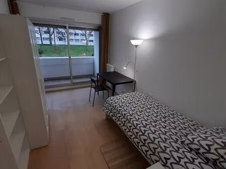 très belle chambre avec balcon  très bon état  libre de suite  proche paris