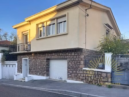 maison confortable avec extérieur et 2 garages