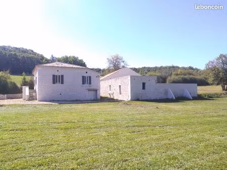 maison en pierre avec piscine à la campagne