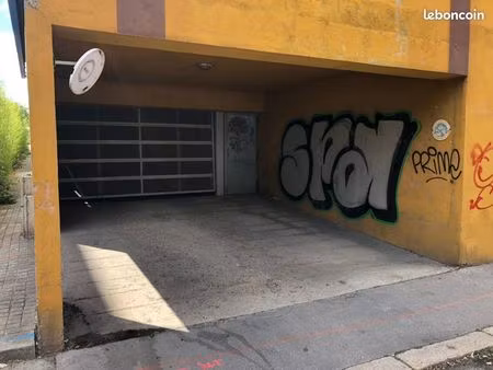 loue garage gare chateaucreux ( 3 min à pied)