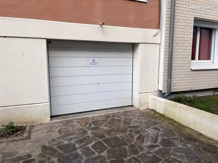 garage fermé dans rue calme proche proce/rond point vannes