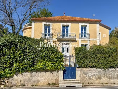 dans un village à 20 min au nord de béziers  une élégante demeure du 19e s. et son parc de