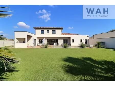 villa contemporaine récente avec piscine  5 chambres et jardin paysagé.
