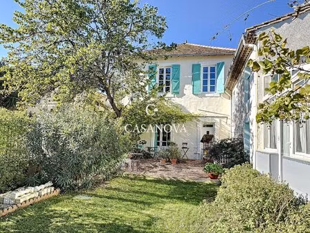 hôtel à vendre avec 12 suites  un appartement  une piscine et potentiel restauration ou...