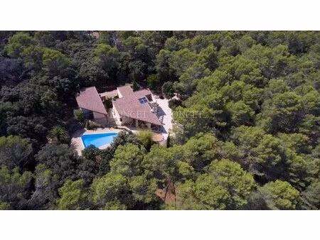 à 5 mn montpellier nord maison de 282m2 sur 9860m2