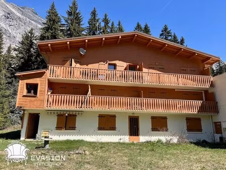 studio skis aux pieds proche lac vert
