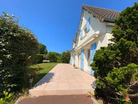 maison traditionnelle avec jardin clos