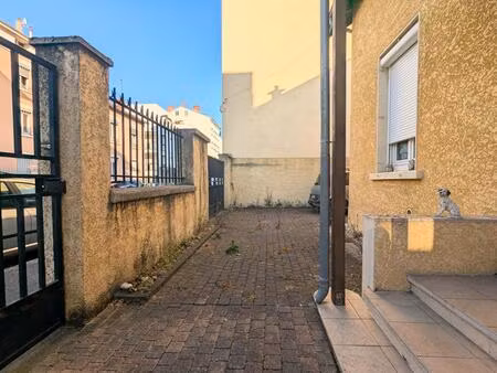 maison à fort potentiel avec terrain - lyon 8ème