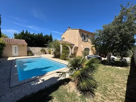une maison familiale rénovée avec piscine  jardin et deux cham