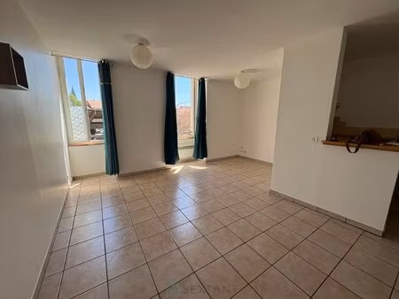 immeuble de rapport mussidan: local pro + appartement t3 indépendant- fort potentiel.