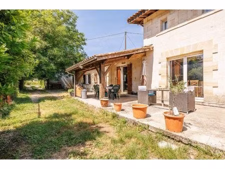 maison de campagne avec de beaux volumes et un beau jardin.