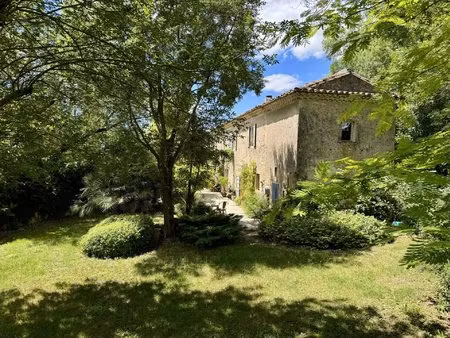 saint-chaptes  mas en pierres de 300 m² sur terrain de 7000 m²