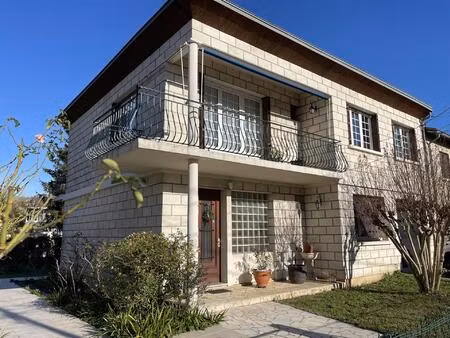maison familiale rénovée avec jardin et garage