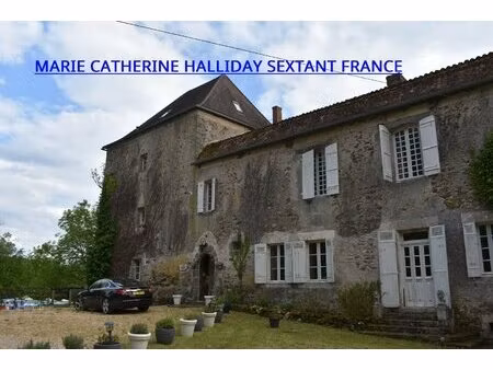 magnifique chateau du moyen age remanie a la renaissance sur 21 ha