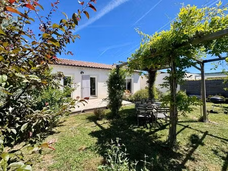 maison contemporaine 2021 de plain-pied avec jardin arboré et garage