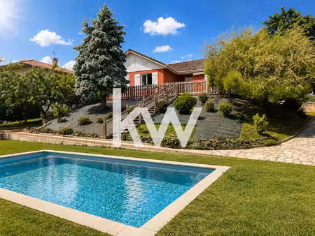 maison de 154 m2 avec garage  piscine et terrain de 781 m2.