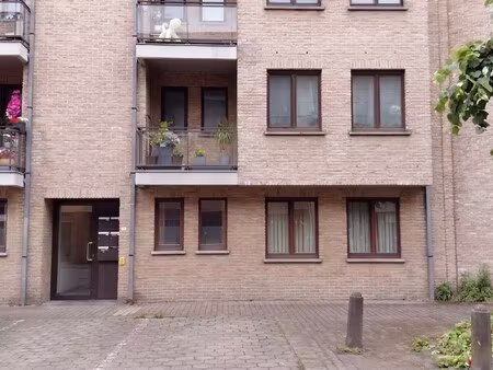 appartement met 2 slaapkamers. aan de rand van het centrum.