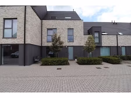 ben-woning met 5 slaapkamers  2 badkamers  terras met tuin  tuinberging en autostaanplaats