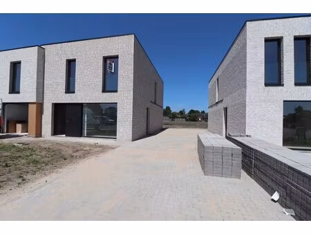 energiezuinige nieuwbouwwoning met 4 slaapkamers  tuin en carport.