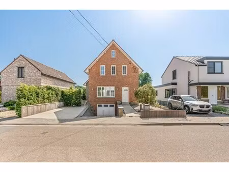 stijlvolle  landelijke woning met 3 slaapkamers  garage en tuin