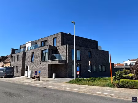 stijlvol hoekappt. met 1 slpk  terras en staanpl.