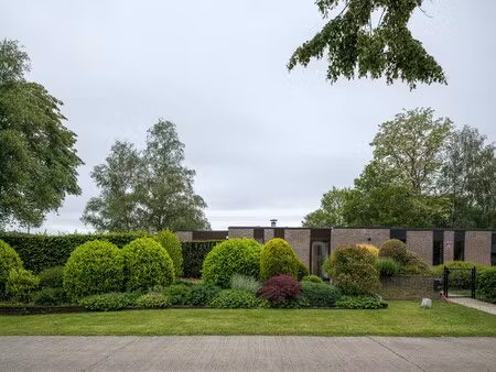 architecturale woning in een rustige residentiële buurt
