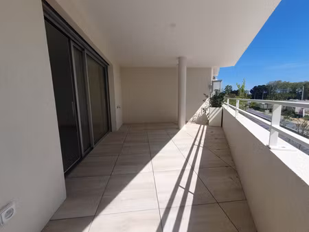 à louer bel appartement t2 avec terrasse  parking et cuisi
